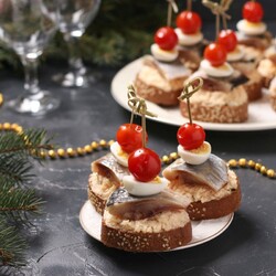 15 рецептов канапе с селедкой, от которых ты будешь в восторге