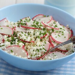 Салат с редисом и творогом