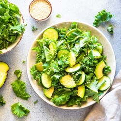 15 салатов с авокадо и огурцом, которые понравятся всей семье