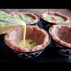 Мясные горшочки с яйцом, сыром, зел луком и помидором