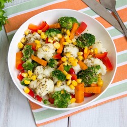 Овощной салат с брокколи и цветной капустой, перец, кукуруза