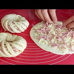 Булочки с колбасой и сыром