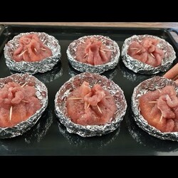 Мясные мешочки с грибами и плавленым сыром