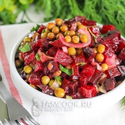 Салат со свеклой и горошком, луком