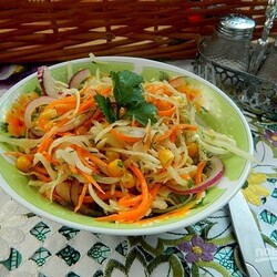 Капустный салат с морковью и кукурузой