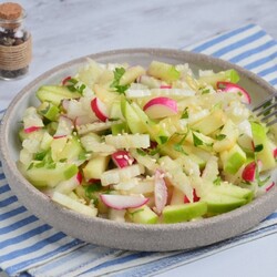 Салат с сельдереем, яблоками и редисом