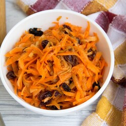 Салат из моркови, яблок и изюма