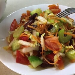 Салат овощной с фасолью