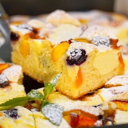 Пирог с творогом и фруктами