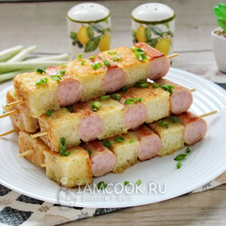 Сосиски с хлебом на шпажках — рецепт с фото