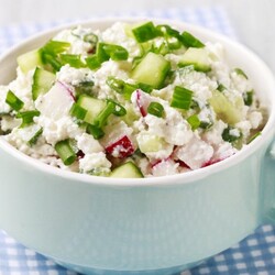 Салат редис, огурец, творог, зел лук