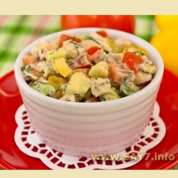 Салат авакадо-курица-помидор-перец