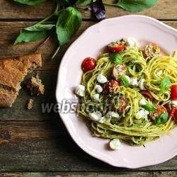 Спагетти с песто дженовезе, черри и моцареллой