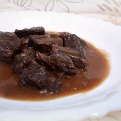 Говядина, тушенная в красном вине