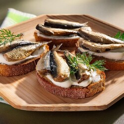 Гости будут в восторге от ваших бутербродов со шпротами: запишите рецепт с рыбной намазкой