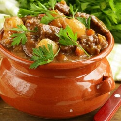 Говядина с картошкой в горшочках: рецепт — Лайфхакер