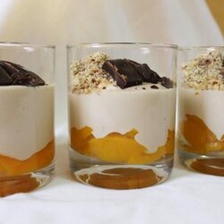 Десерт с фруктами, шоколадом и орехами