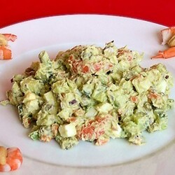 Оливье с креветками, авокадо и домашним майонезом. Рецепт