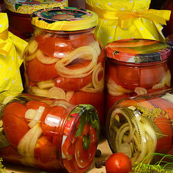 Помидоры, резанные дольками с луком "Пальчики оближешь"