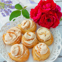 Слоёные "Розочки" с хрустящим безе - пошаговый рецепт с фото на Готовим дома