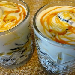 Фаршированный чернослив под сметанным кремом