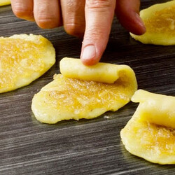 Яблочные трубочки на один укус: хрустят и съедаются по 30 штук за раз