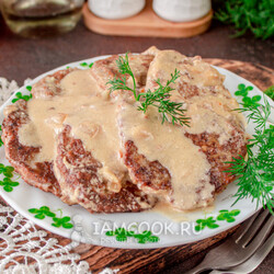 Печеночные оладьи в сметанном соусе — рецепт с фото