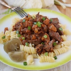 Куриная печень с солёными помидорами