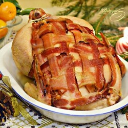 Праздничная курица, запеченная в беконе