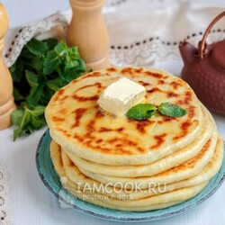 Лепёшки с сыром и зеленью на сковороде — рецепт с фото