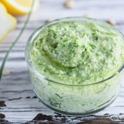 Соус песто из чесночных стрелок: рецепт - Лайфхакер