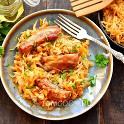 Тушеная капуста с копчеными ребрышками