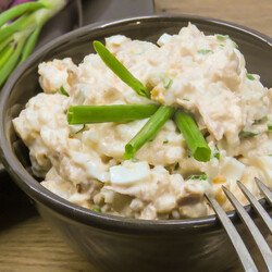 Простой салат с рисом и тунцом