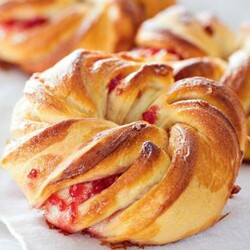 Булочки с малиновым джемом, пошаговый рецепт с фото