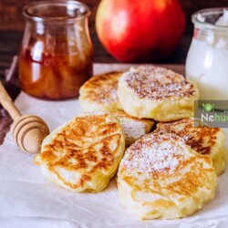 Дрожжевые оладьи с яблоками