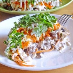 Салат с жаренными шампиньонами.