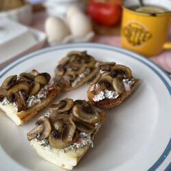 Брускетта с грибами и намазкой из брынзы и зелени