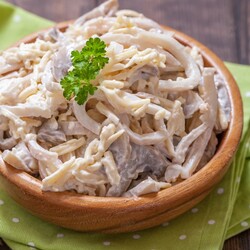 Салат из кальмаров с грибами и сыром