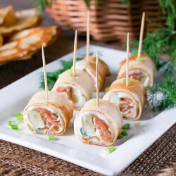 Блины с красной рыбой, сыром и свежим огурцом