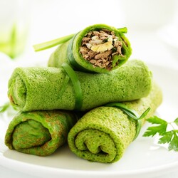 Шпинатные блины, фаршированные печенью и яйцами