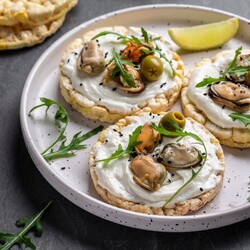 Закуска с мидиями и творожным сыром