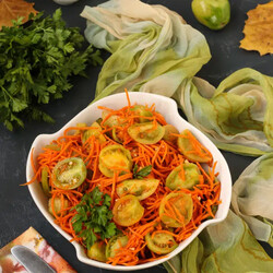 Салат с зелеными помидорами и морковью по-корейски