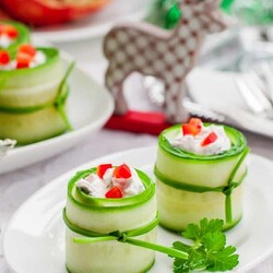 Рулетики из огурцов с сыром и помидорами
