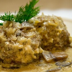 Тефтели в нежном сливочно-грибном соусе