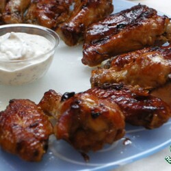 Глазированные куриные крылышки с чесночным соусом