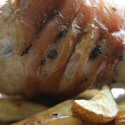 Юлия Высоцкая — Свиная рулька, запеченная с картофелем