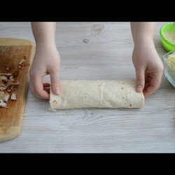 Шаурма в домашних условиях с соусом на кефире. Пальчики оближешь!