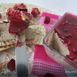 Паштет из куриной печени с коньяком и гранатовым желе. Ингредиенты: коньяк, гранатовый сок, оливковое масло