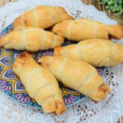 Рогалики из слоёного теста с вареньем