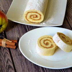 Бисквитный рулет с яблоками